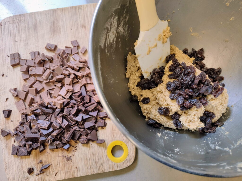 הכנת עוגיות שיבולת שועל ושוקולד צ'יפס