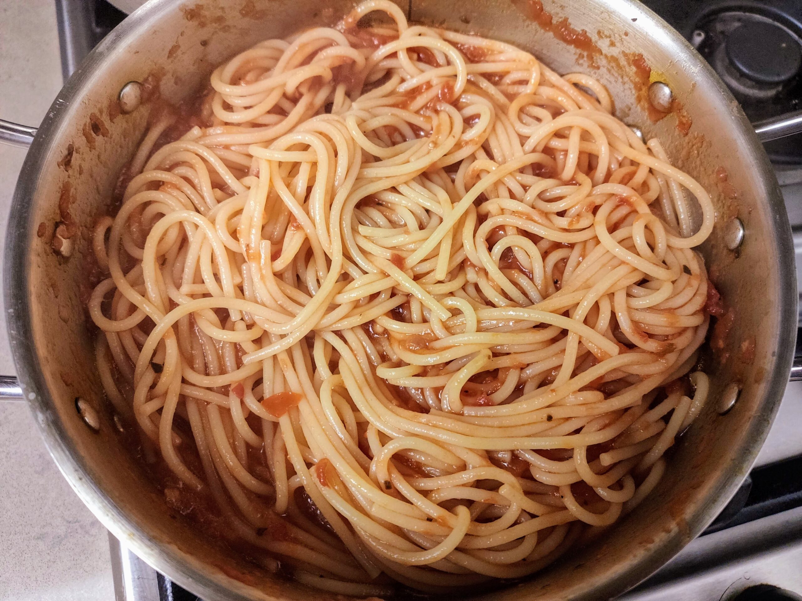 ספגטי ברוטב עגבניות בסיר