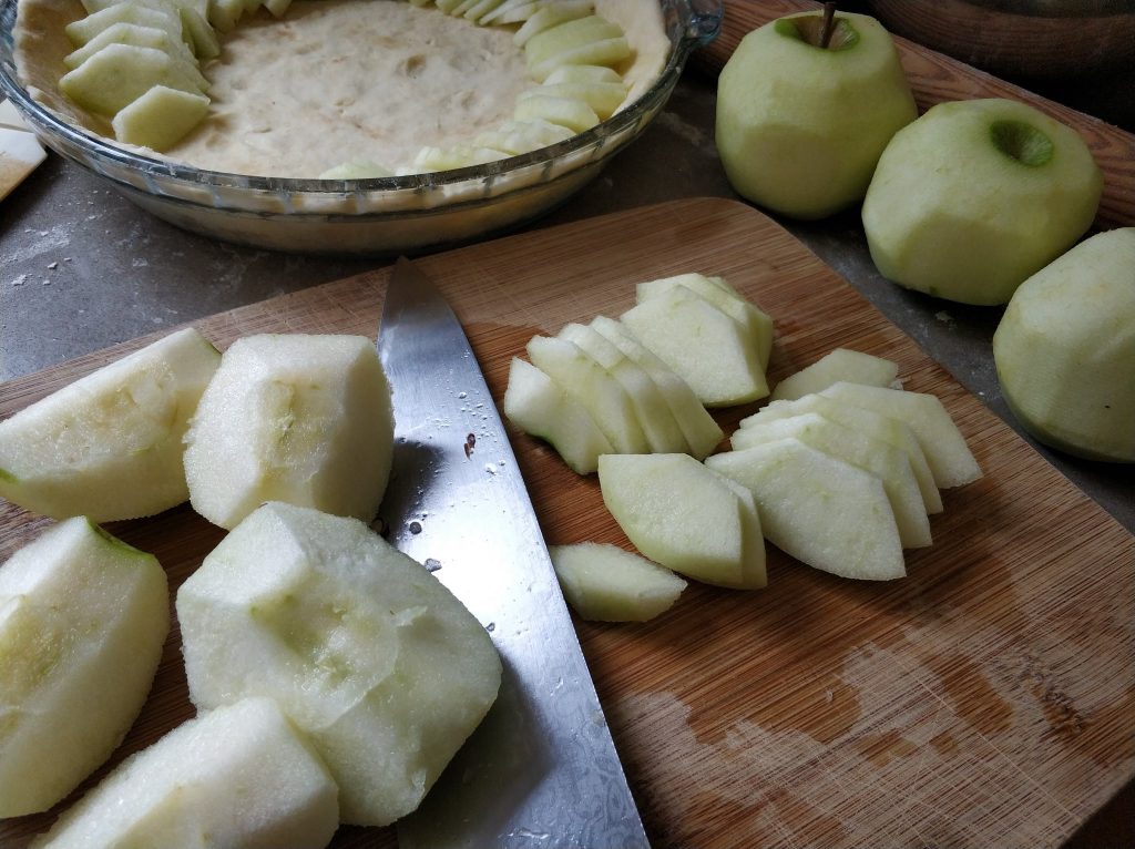 פאי תפוחי עץ - חיתוך תפוחים