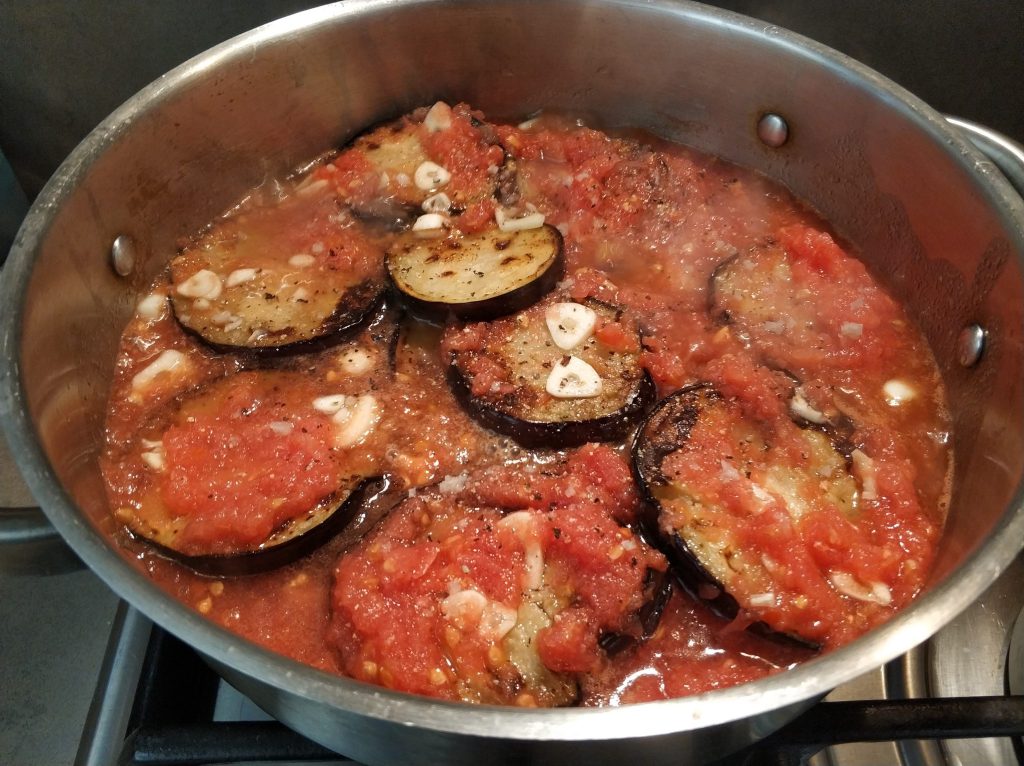 חצילים ברוטב עגבניות טריות - מוכן לבישול