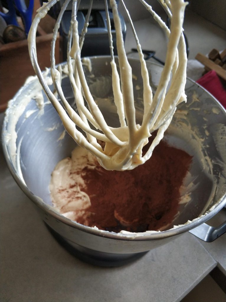 הכנת עוגת שיש - הוספת הקקאו לתערובת
