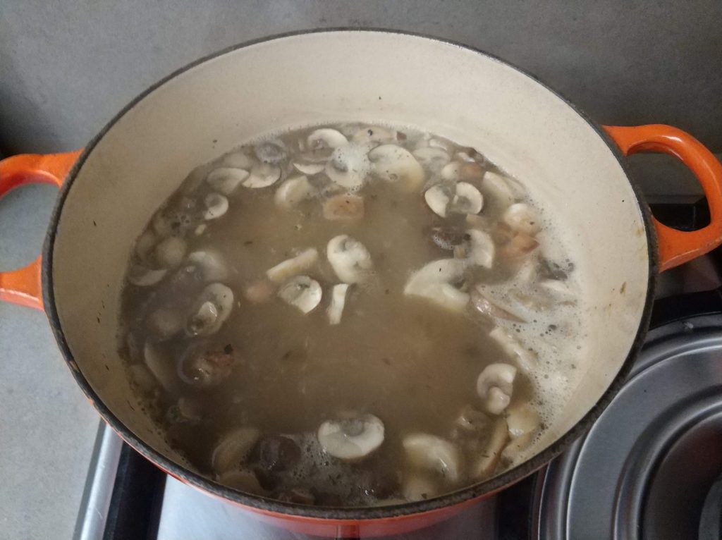 מרק פטריות זריז - בישול המרק