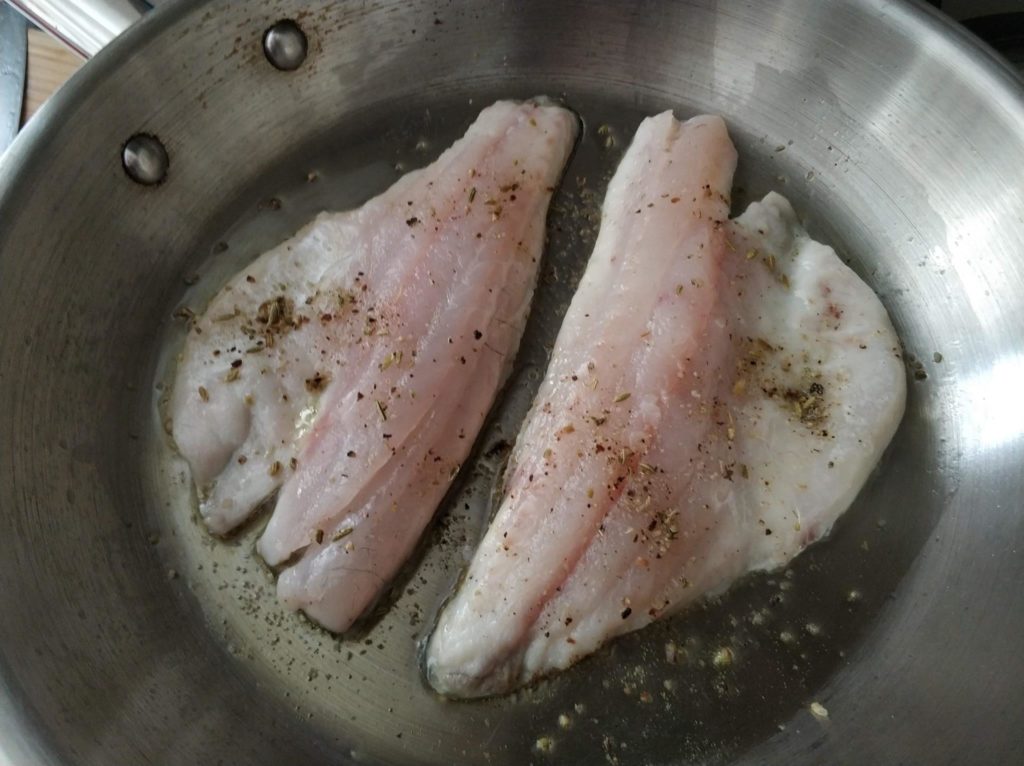 פילה דג מטוגן עם עגבניות וזיתים - טיגון הדג