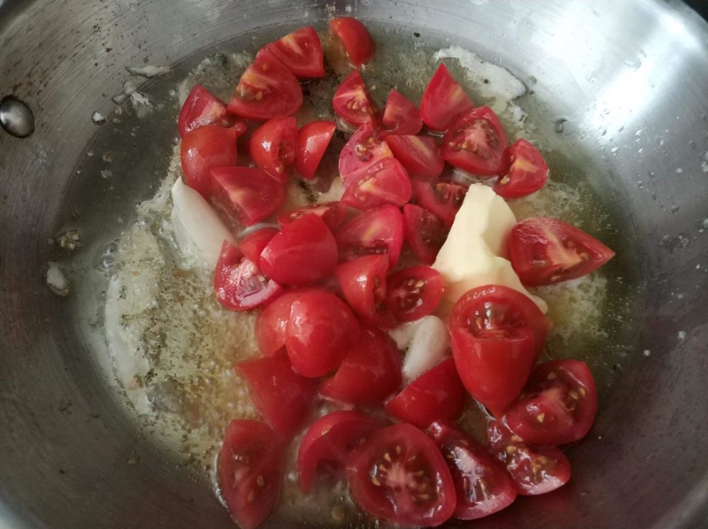 פילה דג מטוגן עם עגבניות וזיתים - טיגון העגבניות
