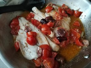 פילה דג מטוגן עם עגבניות וזיתים - במחבת