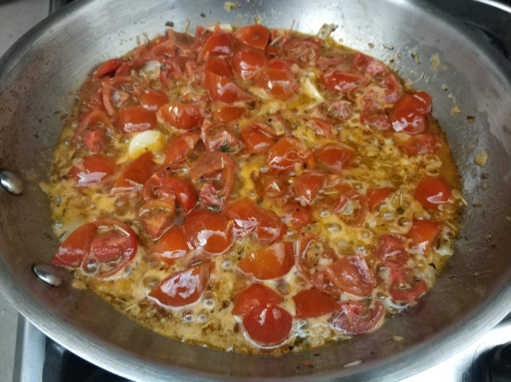 פסטה ברוטב עגבניות וזיתי קלמטה - בישול הרוטב