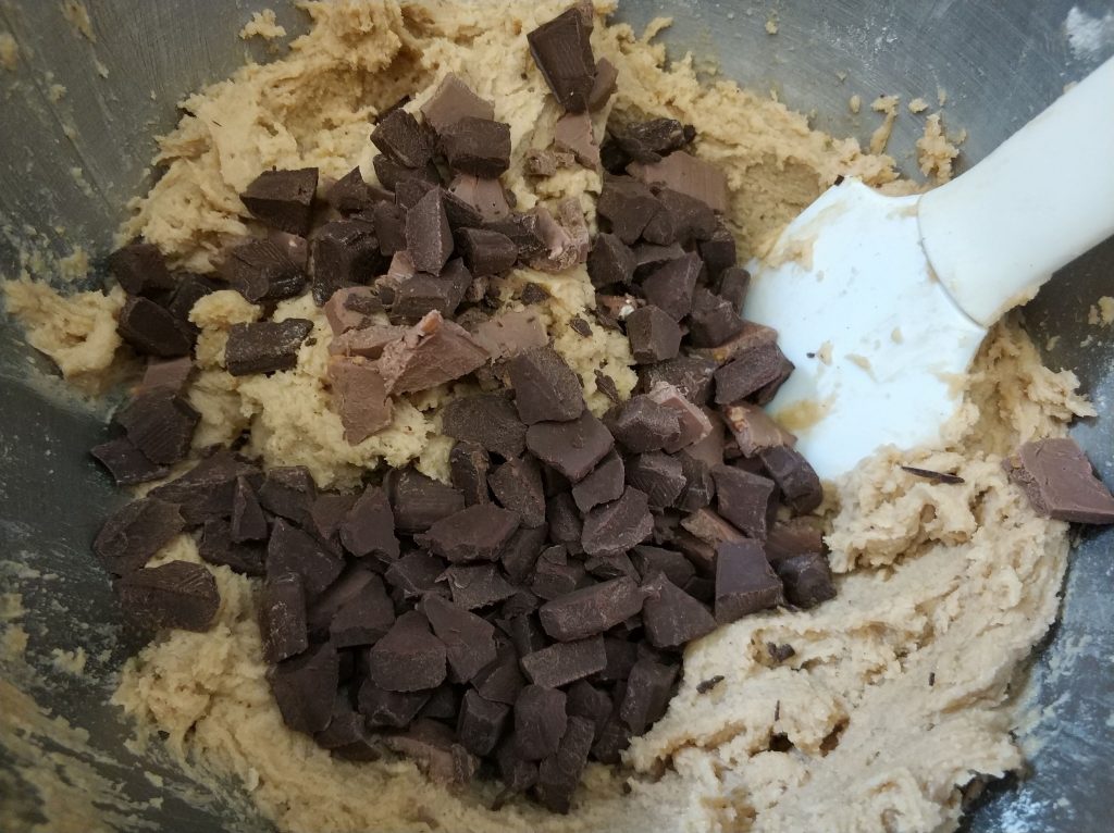 עוגיות שוקולד צ'יפס - הכנת התערובת