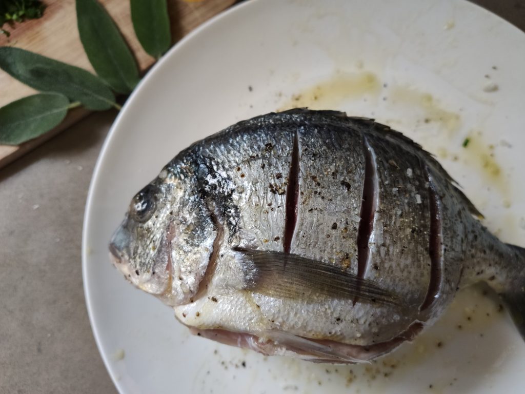 דג שלם בתנור עם חמאה שום ומרווה - הכנת הדג