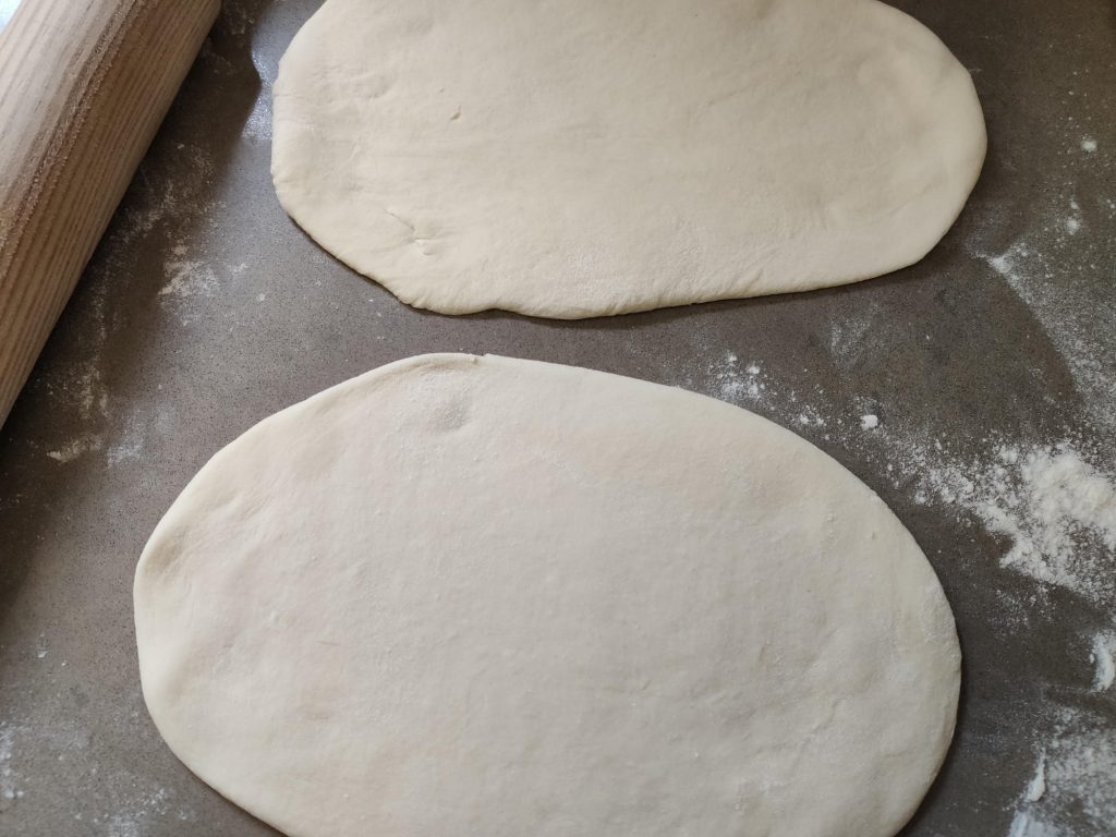 הכנת לחם נאן - רידוד הבצק