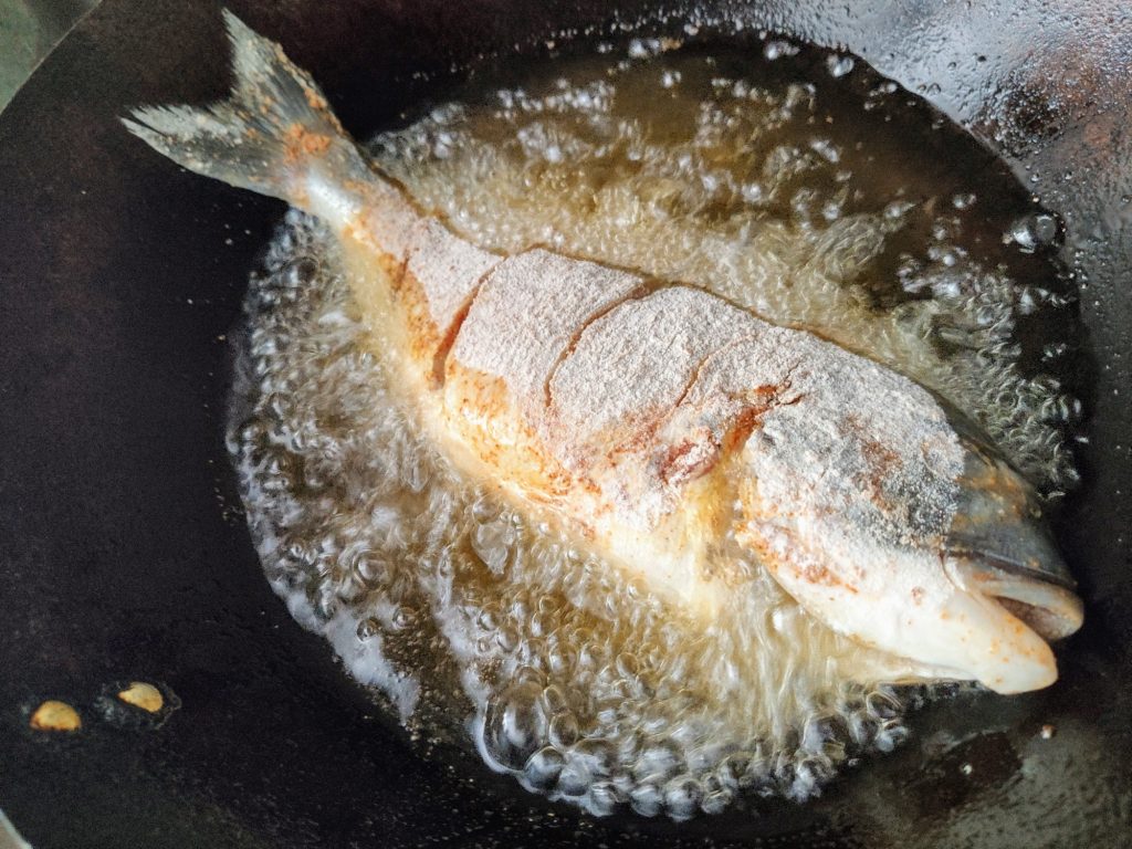דג שלם מטוגן בשמן עמוק - טיגון צד ראשון