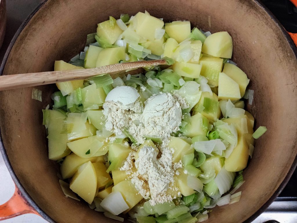 מרק תפוחי אדמה וכרישה מוקרם - הוספת קמח