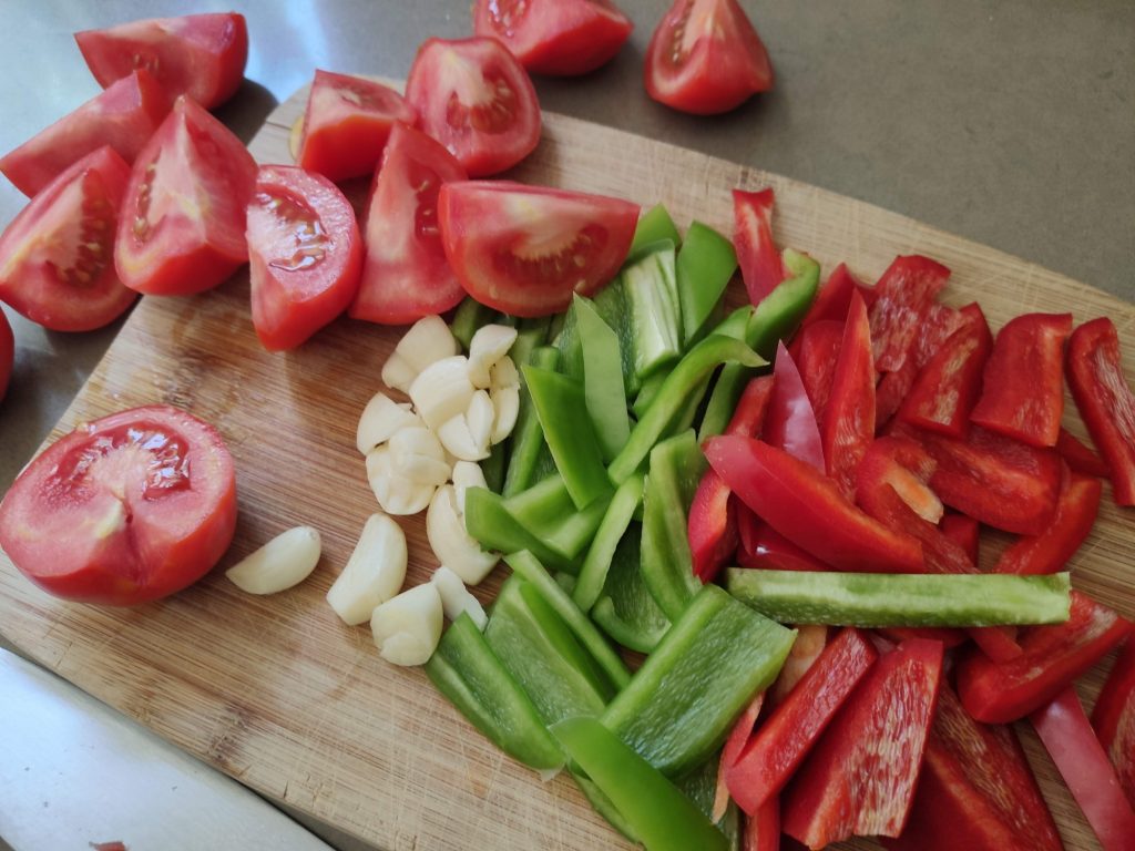 קציצות בשר עם חצילים קלויים ברוטב עגבניות ופלפלים - חיתוך ירקות