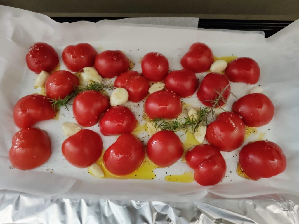 מרק עגבניות צלויות -מגש העגבניות