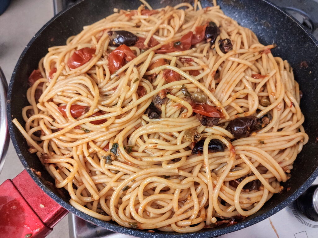ספגטי אלה פוטנסקה - ערבוב הספגטי עם הרוטב