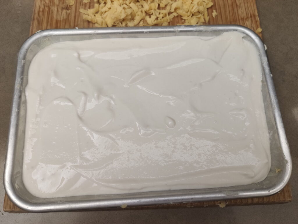 עוגת קרם יוגורט ולימון - הוספת שכבת היוגורט