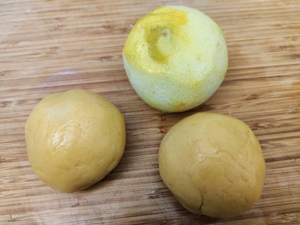 עוגת קרם יוגורט ולימון - כדורי הבצק
