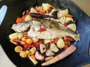 דג בס בתנור עם ירקות ותפוחי אדמה