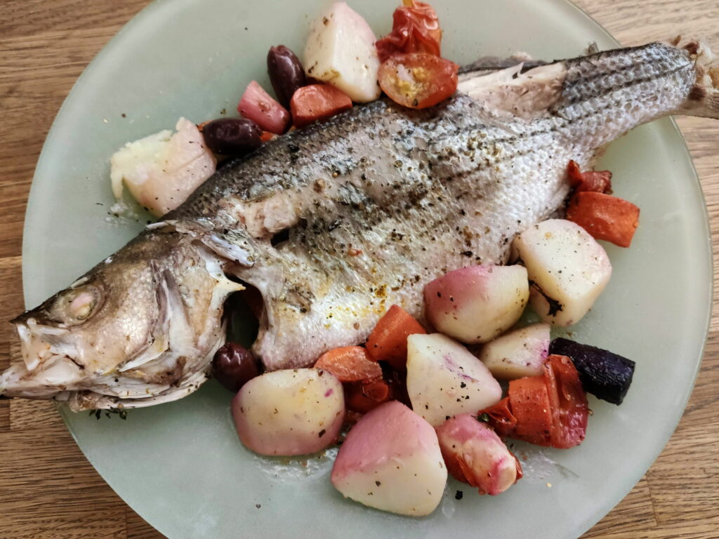 דג בס בתנור עם ירקות ותפוחי אדמה - מנה