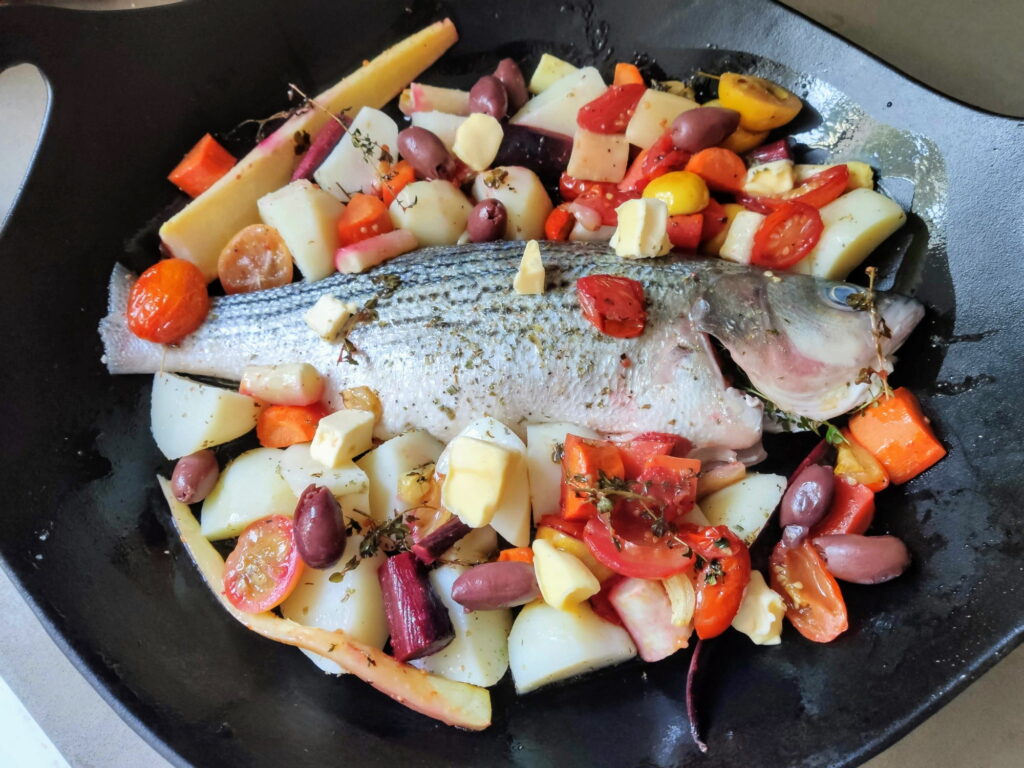 דג בס בתנור עם ירקות ותפוחי אדמה - מוכן לאפייה