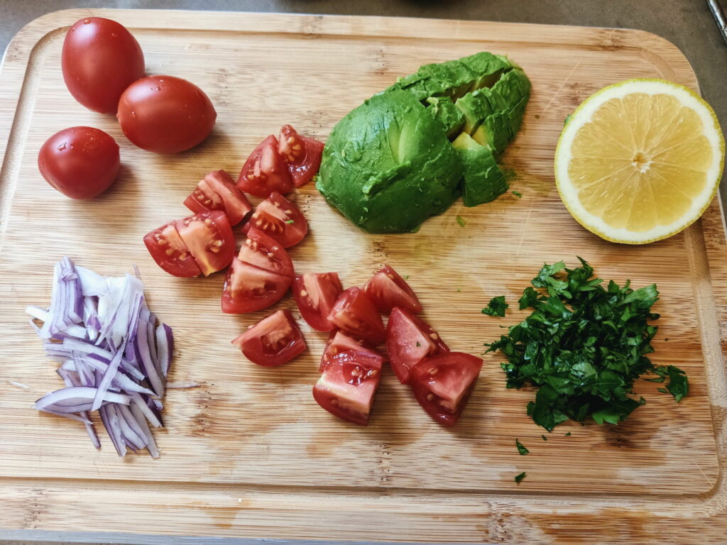 סלט אבוקדו ועגבניות - הירקות