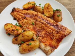 פילה דג בתנור - מוגש על צלחת עם תפוחי אדמה