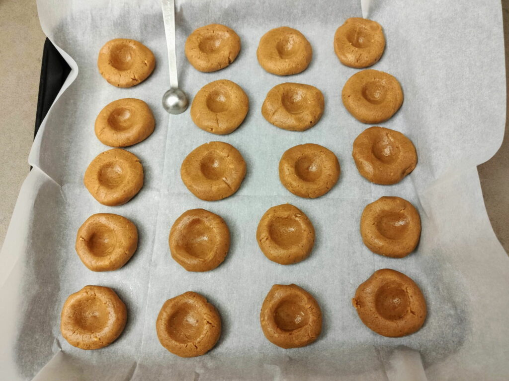 עוגיות חמאת בוטנים עם ריבה - עיצוב