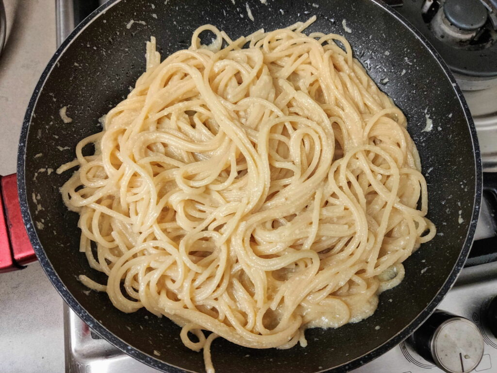 ספגטי שום ושמן זית - ערבוב הספגטי ברוטב