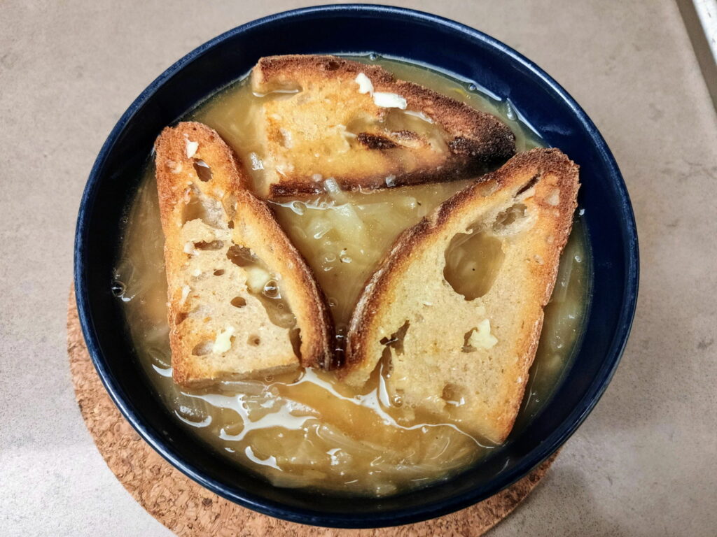 מרק בצל צרפתי - הוספת הלחם הקלוי