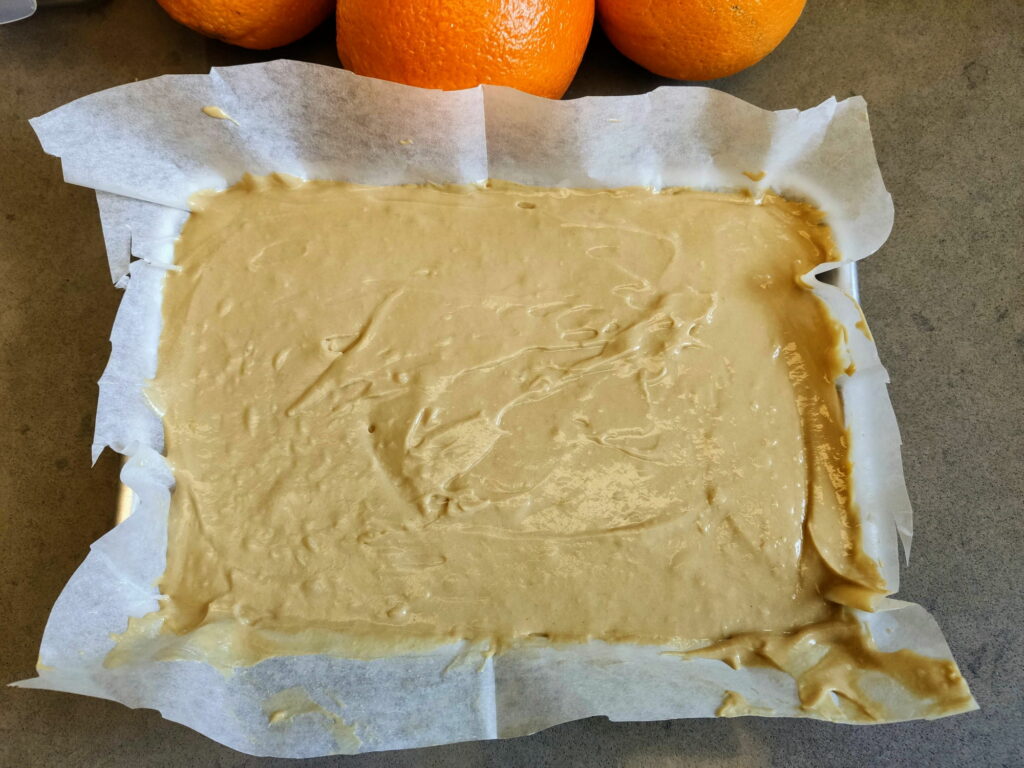 עוגת תפוזים בחושה עם קראמבל - תערובת הבצק בתבנית