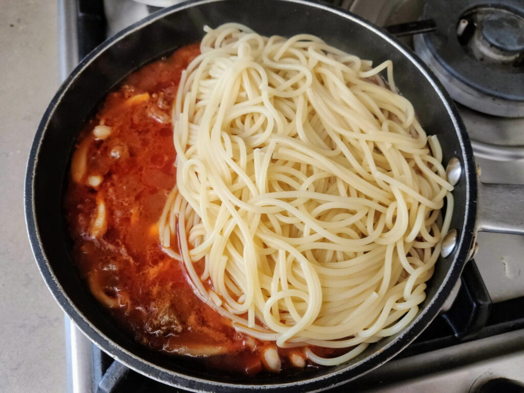 ספגטי בולונז - הוספת הספגטי לרוטב הבולונז