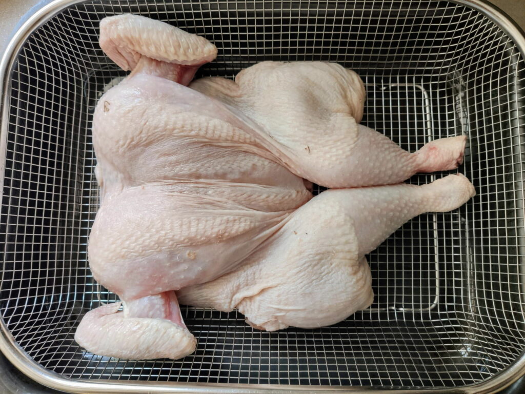 עוף שלם שטוח בתנור - אחרי השרייה במלח