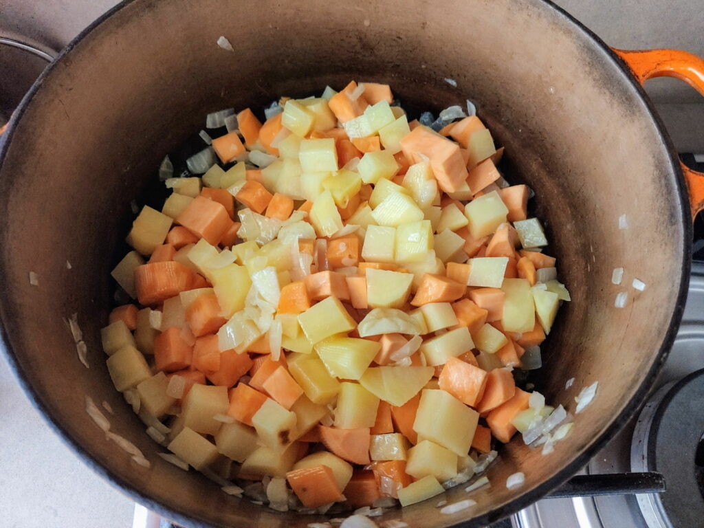 מרק תפוחי אדמה ובטטה - הוספת תפוחי האדמה והבטטות
