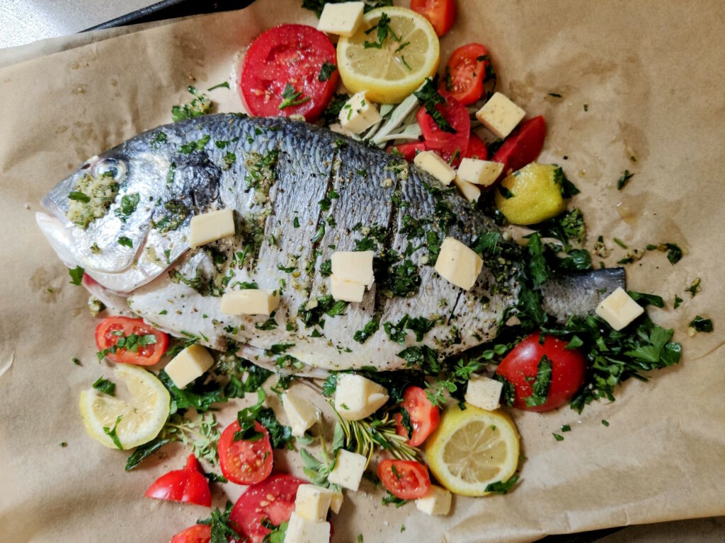 דג דניס שלם בתנור עם עשבי תיבול - מוכן לאפייה